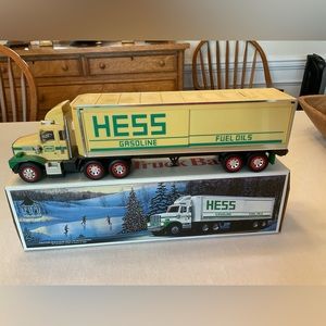 HESS vintage 1987 Toy Truck Bank, ORIGINAL BOX, NEVER PLAYED WITH